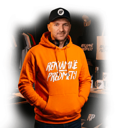 František Harangózo s portfóliom reklamných predmetov