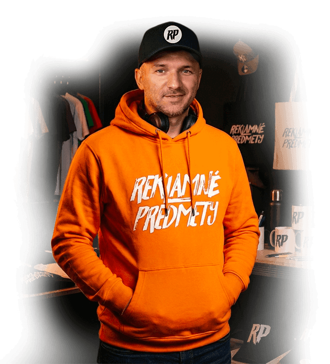 František Harangózo prezentuje ukážku reklamných predmetov